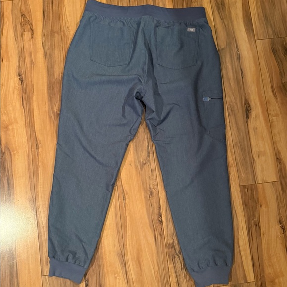 🏥🩺 FIGS Scrub Set – Graphite (Joggers + Top) – L - Picture 11 of 16